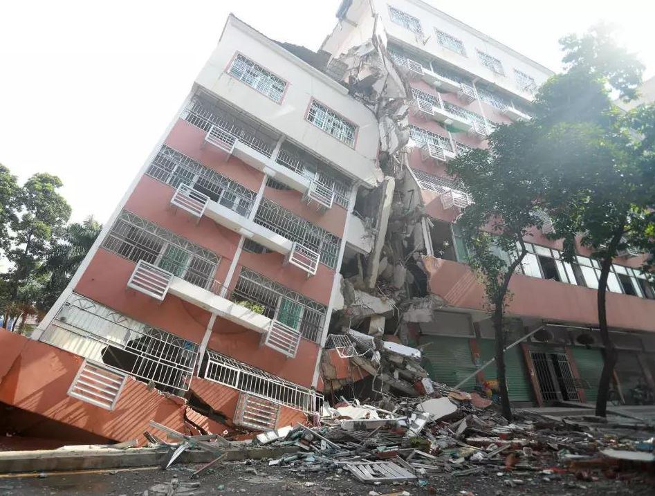 深圳一居民樓傾斜坍塌，現場觸目驚心！ 